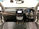 車内は光触媒抗菌消臭施工済です。スタイリッシュなデザインでスポーティなインパネ周りを演出します。グローブボックスやカップホルダーのほかにトレーなどたくさんの収納スペースが付いています。