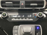 オートエアコンは温度を設定するだけで、自動で風量などを設定してくれます。運転しながら操作も必要ないので、安全性も向上します。