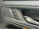 パワーシート装備で運転姿勢を細かく調整可能。また、スマートキーの番号に応じたシートポジションメモリー機能付きです。
