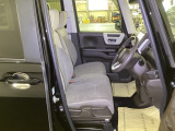 【ベンチシート】運転席と助手席の移動もスムーズ!狭い駐車場での乗り降りや、お子様の乗り降りにも便利です。座席の間にコンソールボックスやドリンクホルダーがないため、車内空間が広く感じます。