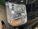 【LEDヘッドライト】悪天候や夜間走行時も良好な視界を確保し安心して運転できる高輝度LEDヘッドライトを装備!点灯速度が早く、消費電力も抑えられています。