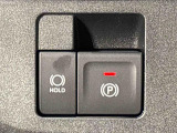 指先だけで簡単に操作が可能な電動パーキングブレーキを採用。「HOLD」スイッチを押すと、渋滞や信号待ちなどでブレーキペダルから足を離しても、ブレーキを保持するので安心です