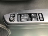 電動格納式ドアミラー付き。 狭い駐車場へ停めた時に、ボタン1つで左右のミラーをたたむ事ができます。