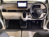 車内は光触媒抗菌消臭施工済です。インパネ周りはスタイリッシュなデザインで機能や装備も充実しています。グローブボックスやカップホルダーのほかにトレーなどたくさんの収納スペースが付いています。