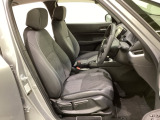 広い足元にゆったり座れるシートは長距離の運転でも疲れにくいシートです。女性でも運転がしやすいようにシートの高さ調整機能(シートリフター)がついています。