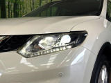 【LEDヘッドライト】悪天候や夜間走行時も良好な視界を確保し安心して運転できる高輝度LEDヘッドライトを装備!点灯速度が早く、消費電力も抑えられています。