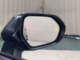 【ブラインドスポットモニター】隣の車線を走る車両をレーダーで検知し、ドライバーでは見えない四角に存在する車両を検知するとドアミラーに搭載されたインジケータが点灯します