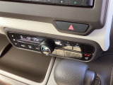 運転席のシートヒーターで寒い日もすぐに温かくなり快適に過ごせます。2段階の温度調整が可能です。