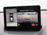 車両の前後左右にある4つのカメラを合成することで、まるでご自身のクルマを空から見ているような俯瞰での映像を映し出してくれます。バック時ももちろんのこと、前進時に視界の悪い交差点でも役に立ちますね。