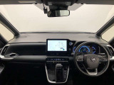 シンプルながら機能性あふれる運転席廻りです。視界性もよく、運転しやすいですよ。