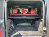 ゆったりとしたトランクルームでございます。たくさんのお荷物の車載が可能でございます。