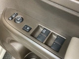パワーウインドウは運転席でドア4枚とも上下の操作ができるようになっています。子供さんが勝手に操作できないようにロックすることも可能です。