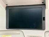 【フリップダウンモニター】大画面モニターで後席でもエンタメをお楽しみいただけます。小さなお子様にも大人気の装備です♪