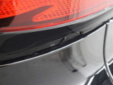 パワーバックドアの開閉スイッチを車両側面両側に配置。車両の横に立って操作出来るので、後ずさりすることなくドア開度を確認しながら任意の位置で停止させることができます。
