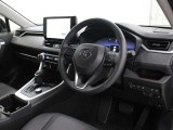 運転席からの視界を低くすることで圧迫感を抑えたインストルメントパネルや、室内から見えないように設計したワイパーなどにより、すっきりとした前方視界を確保しています。