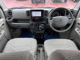 [フロントシート]インパネにシフトが付いているので足元広々!運転席から助手席の移動も楽々♪どちらからでも乗り降り出来るので、狭い場所の乗り降りも楽ちんですよ♪