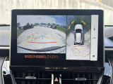 駐車場や交差点で周囲の安全確認をサポートする「パノラミックビューモニター」を搭載。