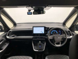 シンプルながら機能性あふれる運転席廻りです。視界性もよく、運転しやすいですよ。