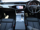Audi正規ディーラーが高品質をお約束。高度な訓練・教育を受けたAudi専任メカニックが、100項目にもおよぶ精密な点検を実施。すべてクリアしたAudi車だけ、あなたのお手元に届けられるのです