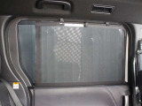 スライドドアのトリム内に、サンシェードが装備され、直射日光を遮り、後席の方に快適なひとときを提供します。