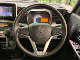 インテリアに合わせたデザインのステアリングは、運転される方のことも考え、運転しやすい形状、大きさです。是非一度、実際に触ってお確かめください。