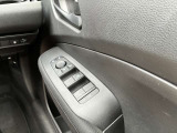 運転席側のドア部。こちらのスイッチでドアミラーの角度調整やパワーウィンドーの操作が可能になります。