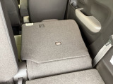 リアシートは簡単に倒すことができるので、ラゲッジルームも広がります。