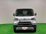 どっしりした安定感のあるデザインのフロントマスク。頼れるビジネスパートナーのハイゼットカーゴが入荷致しました。