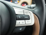◆アダプティブクルーズコントロール◆予め設定した車速内でクルマが自動的に加減速。前走車との適切な車間距離を維持しながら追従走行します。【LKAS】車線維持支援システムでステアリング操作を支援。