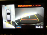 パノラミックビューモニター付きです。車両を上から見たような映像を画面に表示。運転席からの目視だけでは見にくい、車両周辺の状況をリアルタイムでしっかり確認できます。