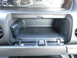 運転席前にある小物入れです。手の届く範囲にあるのでとても便利です。