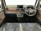 【インパネ】運転のしやすさを最優先に設計された見晴らしの良いフロントビュー。車両間隔が掴みやすく狭い道でも安心♪「安全」と「品質」を最優先に、安心してお乗りいただけるクルマを提供いたします。