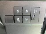 運転席横にあるスイッチ類です。スマートアシストやアイドリングストップ、横滑り防止機能をOFFにするもの、オートハイビーム機能をONにするものです。
