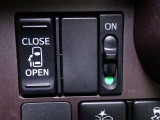片側電動スライドドアのスイッチ付です。車内からもスイッチひとつで楽にドアの開閉が可能です。電動なので開閉時に力を使う必要がなく、半ドアになることもありません!