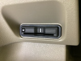 ハンドルの左下にETCがついています。高速道路の料金所の通過も楽々です。カードの取り出しもしやすい場所についています。