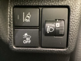 ハンドルの右側にはヘットライトリベライザーとHondaセンシング用のメインスイッチがついています。ヘッドライトリベライザーは道路状況や積荷の加重に応じてライトの高さを調節できます。