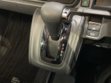 自然に手が届く距離に配置されたシフトレバー。