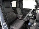 運転席のスペースはゆったりしていていながらも、腰のホールドを増やし長時間乗っても疲れにくいシートとなっております。また座面も頻繁な乗り降りでも破れにくい縫製となっております。