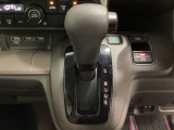 CVT車のセレクトレバーです。低速から高速まで、変速ショックのないスムーズな走りと、エンジン効率のよい領域を維持して燃費にも貢献します。サイドブレーキはスイッチ操作の電子制御パーキングブレーキです。