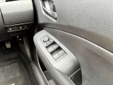 運転席側のドア部。こちらのスイッチでドアミラーの角度調整やパワーウィンドーの操作が可能になります。