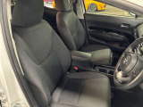運転席の画像です。足元やシートまわりに余裕があり、リラックスした姿勢で運転が可能です。視界も良好で操作系へのアクセスもしやすく、快適で安心感のあるドライブをサポートします。
