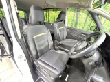運転席まわりには十分なスペースがあり、大柄な方でもゆったり運転していただける環境です。