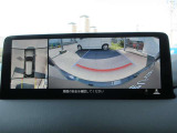 車体の大きいCX-8でも、狭い駐車場やT字路での取り回しが劇的に楽になる『360&deg;ビューモニター』を完備。上空から見下ろす全周囲カメラと障害物センサーの連携で、あらゆる死角をカバーします。