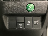 ハンドルの右側にはヘットライトリベライザーとVSA(ABS+TCS+横滑り抑制)の解除スイッチがついています。ヘッドライトリベライザーは道路状況や積荷の加重に応じてライトの高さを調節できます。