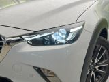 【LEDヘッドライト】悪天候や夜間走行時も良好な視界を確保し安心して運転できる高輝度LEDヘッドライトを装備!点灯速度が早く、消費電力も抑えられています。