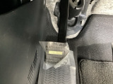 パーキングブレーキはフット式なので運転席と助手席の間はすっきり、移動も楽々です。さっと手が届く位置にATセレクトレバーやエアコンスイッチなどがあり操作性に優れています