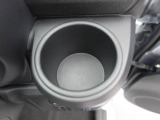 カップホルダーは運転席や助手席からちょうど手の届く位置です!!