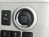 【プッシュスタート】スマートキーを携帯して、ブレーキを踏みながらスタートスイッチを押すだけでエンジンがかけられます。
