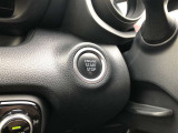 エンジンスタートボタンです。キーが車内にあれば、エンジンの始動・停止はブレーキを踏んでスイッチを押すだけ!キーを取り出す手間を省き、ワンプッシュでエンジンを操作するので簡単でスムーズです。
