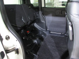 座面を跳ね上げれば、後席が背の高い空間に。駐車場などで後ろが狭く、テールゲートが開けられない時に、横から積みやすい「もうひとつの荷室」になるなど、アイデア次第で使い方が広がります。